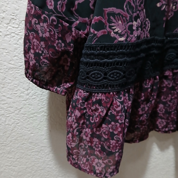 Floral V-Neck Women's Top - Black and Purple - Picture 3 of 5